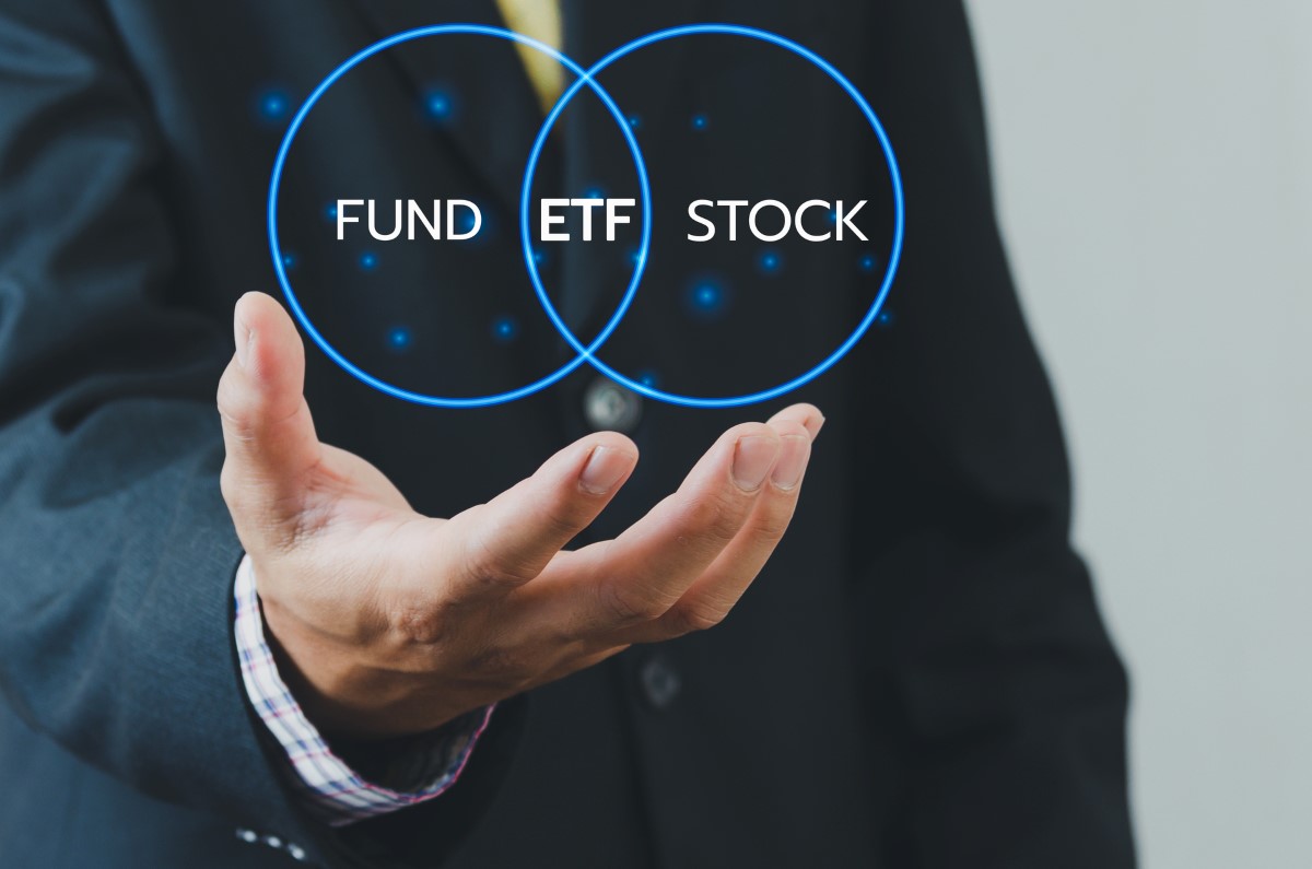 etfs and mutual funds as a way to diversify investment portfolio